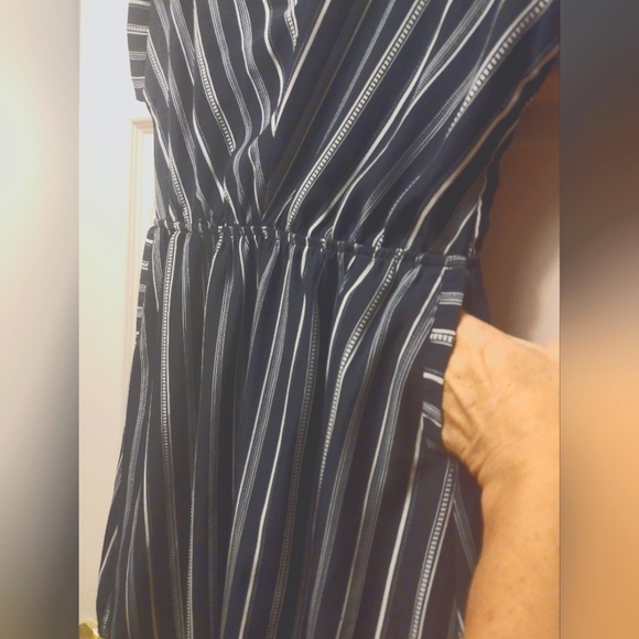 Women's dress! Great lines, cute fit and style. - Picture 4 of 6